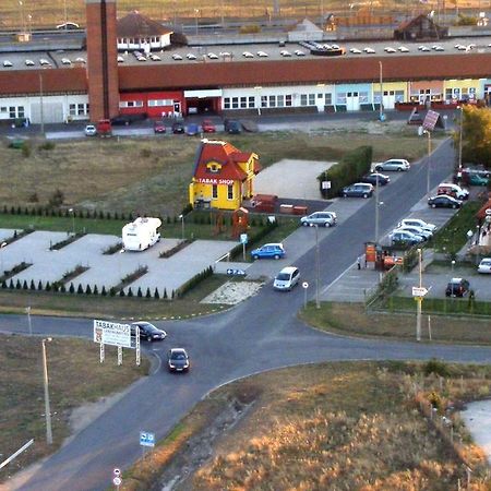Hotel Rózsa Csárda Bungalow&Caravan Park Hegyeshalom Exterior foto
